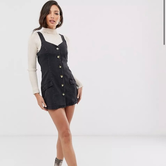 ASOS DESIGN washed black denim sleeveless button pinafore mini dress. - Picture 2 of 16
